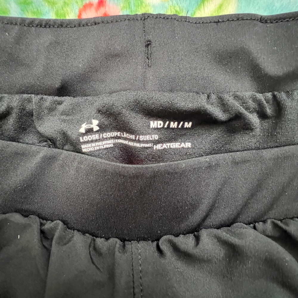 LIKE NEW!!! Under Armour running shorts with liner, drawstring, & pocket💕🤩 - Picture 4 of 5
